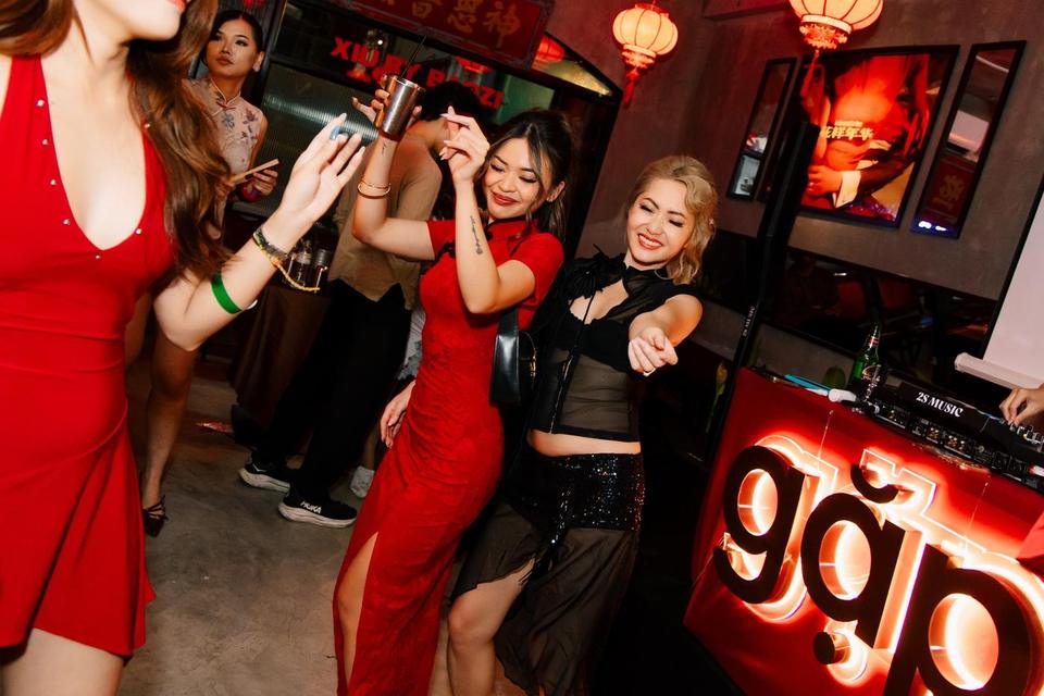 Guests dancing beside the glowing gặp DJ booth