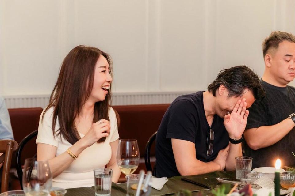 Guests in fits of laughter at the gặp table